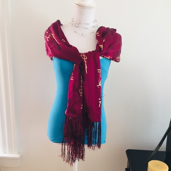 Silk scarf with Lettering on it fringe - Picture 5 of 7